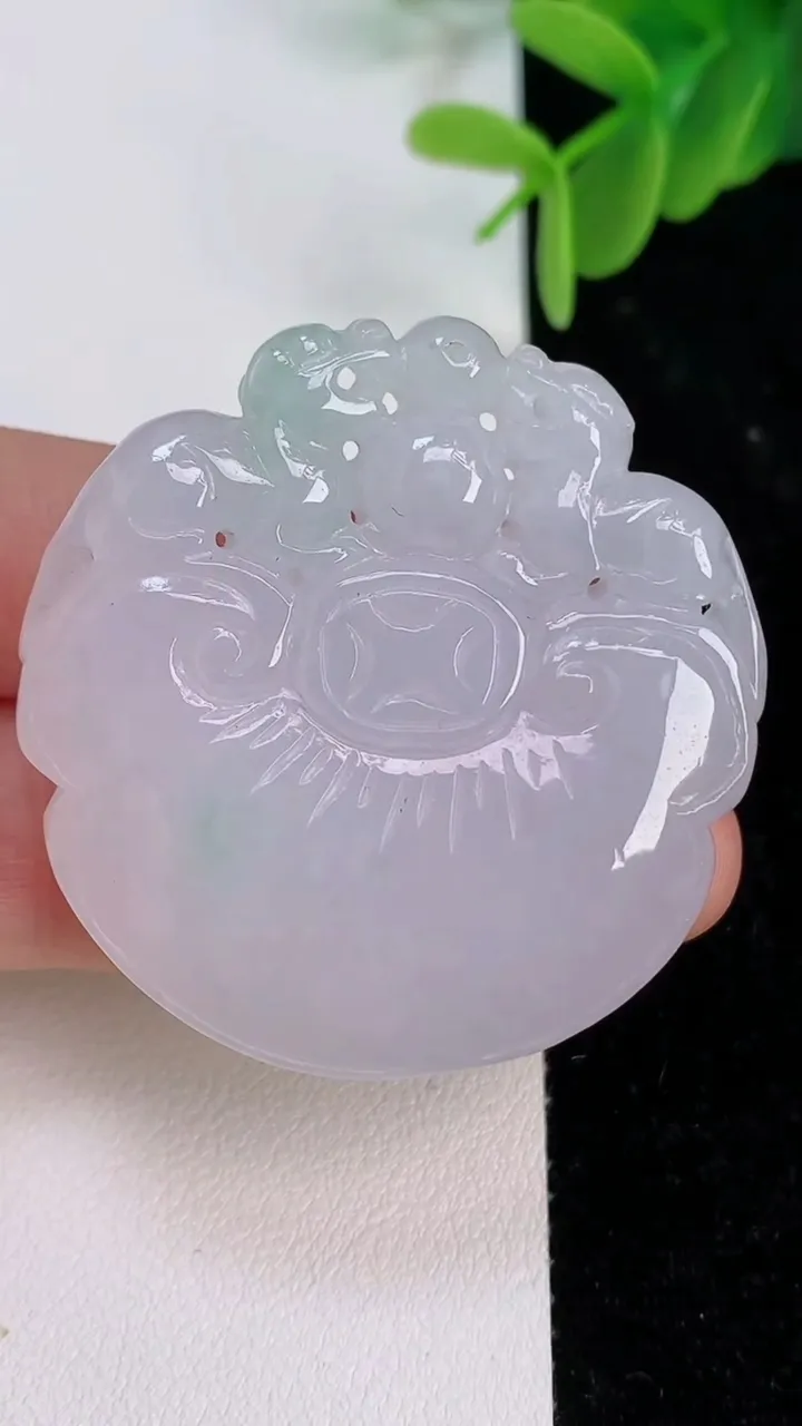 天然A货翡翠复古如意头吊坠，尺寸43.5-42-8.6，重量:28.82g
7月7日