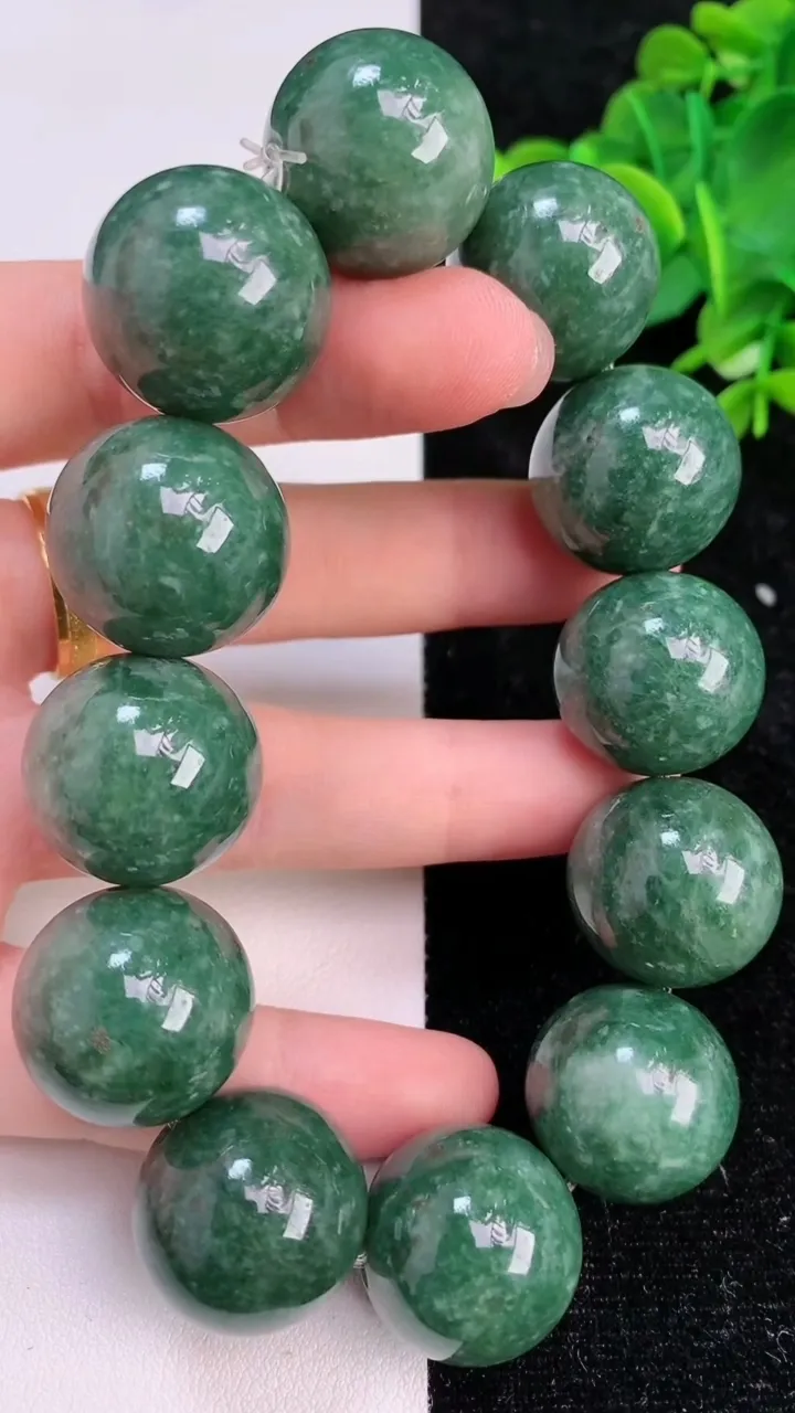 天然A货翡翠圆珠手串，尺寸 19.2-12颗，重:142.01g7月7日
工厂直销收藏佳品,种好水足，色泽均匀，有种有色，上手高大气！