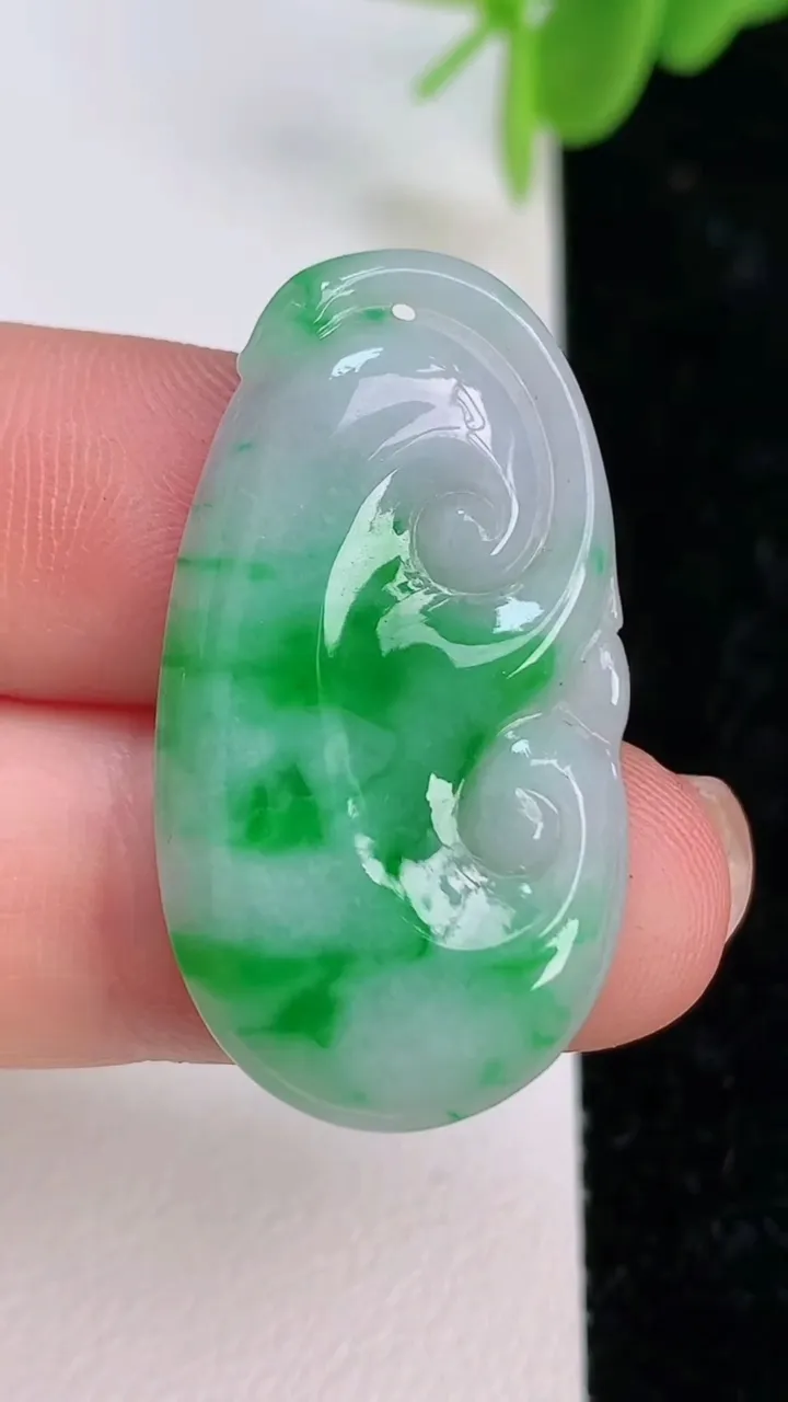 天然A货翡翠如意吊坠，尺寸33.4-18-3，重:3.76g
7月7日