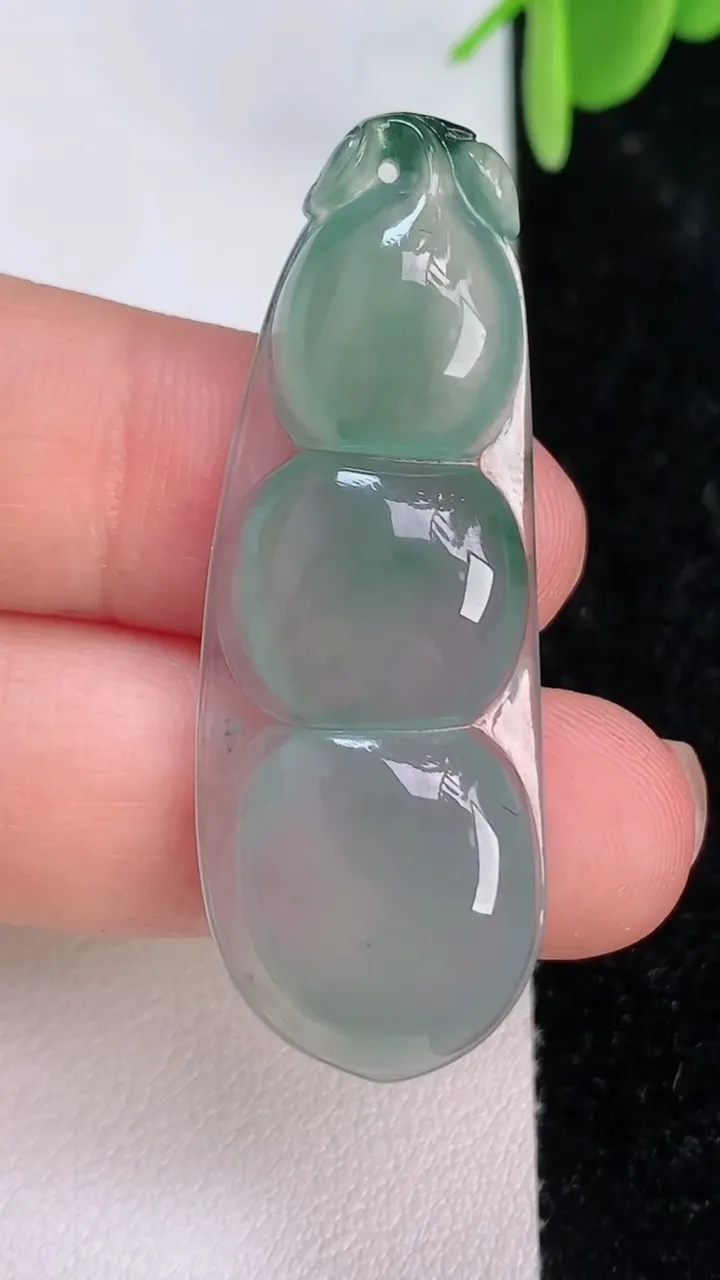 天然A货翡翠飘花福豆吊坠，尺寸43.3-16-4.3，重量:6.06g
7月7日