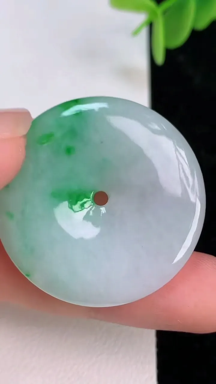 天然A货翡翠平安扣吊坠，尺寸33.8-5.2，重量:13.40g
7月7日