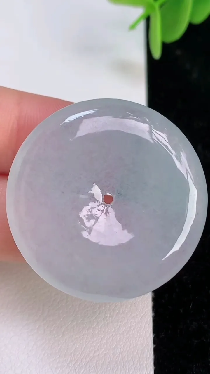 天然A货翡翠冰种平安扣吊坠，尺寸34.6-5.8，重量:14.59g
7月7日