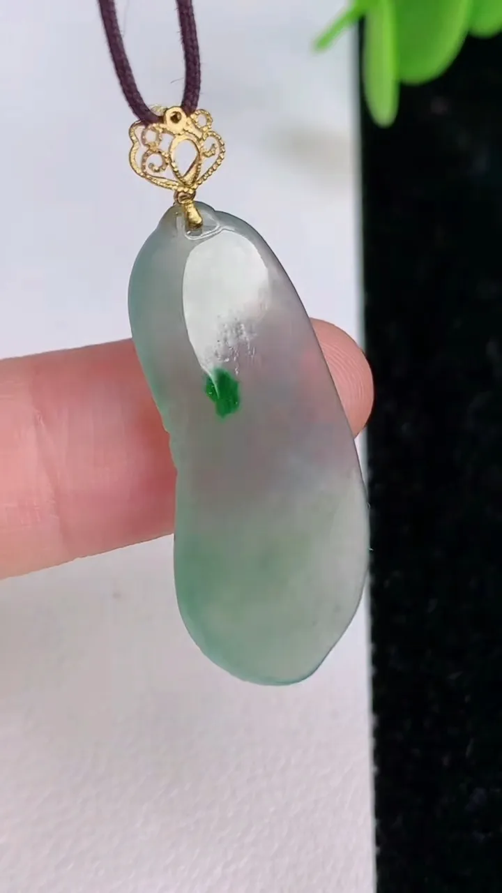 天然A货翡翠福瓜吊坠，尺寸30-12.7-14，重量:2.87g
7月7日