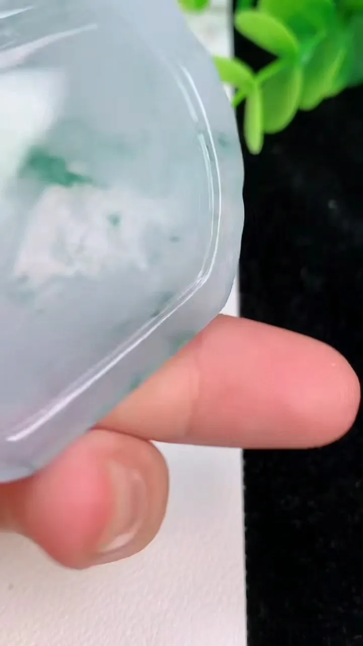 天然A货翡翠飘花生肖虎吊坠，尺寸51.6-43-5，重量:24.74g
7月7日
