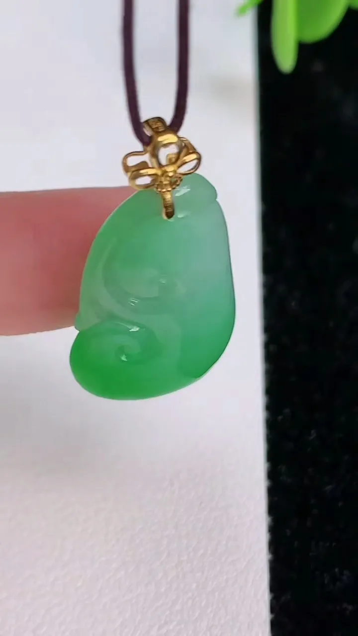 天然A货翡翠如意吊坠，尺寸27.3-16.7-6，重量:4.33g
7月7日