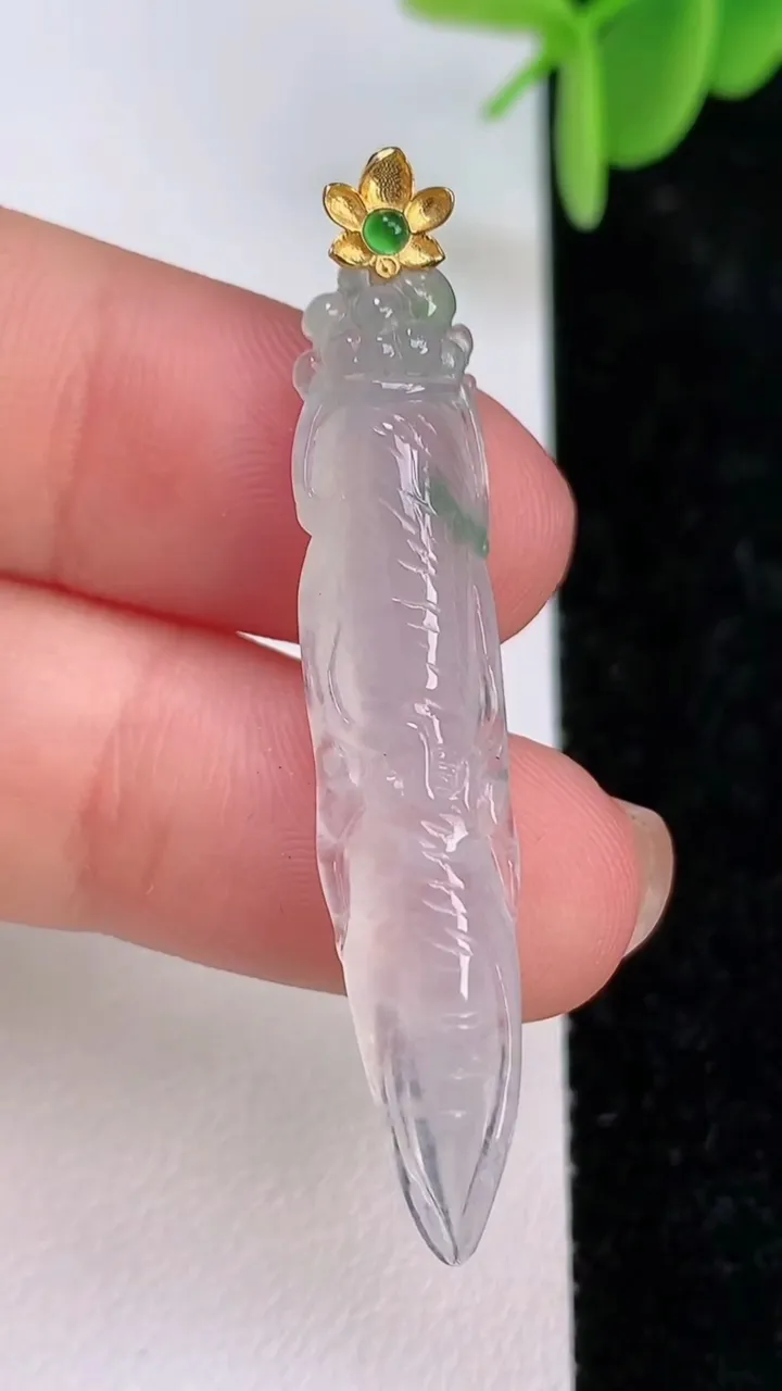 天然A货翡翠18k金飘花人参如意吊坠，尺寸41.7-8.8-5.5，重量:3.00g
7月7日