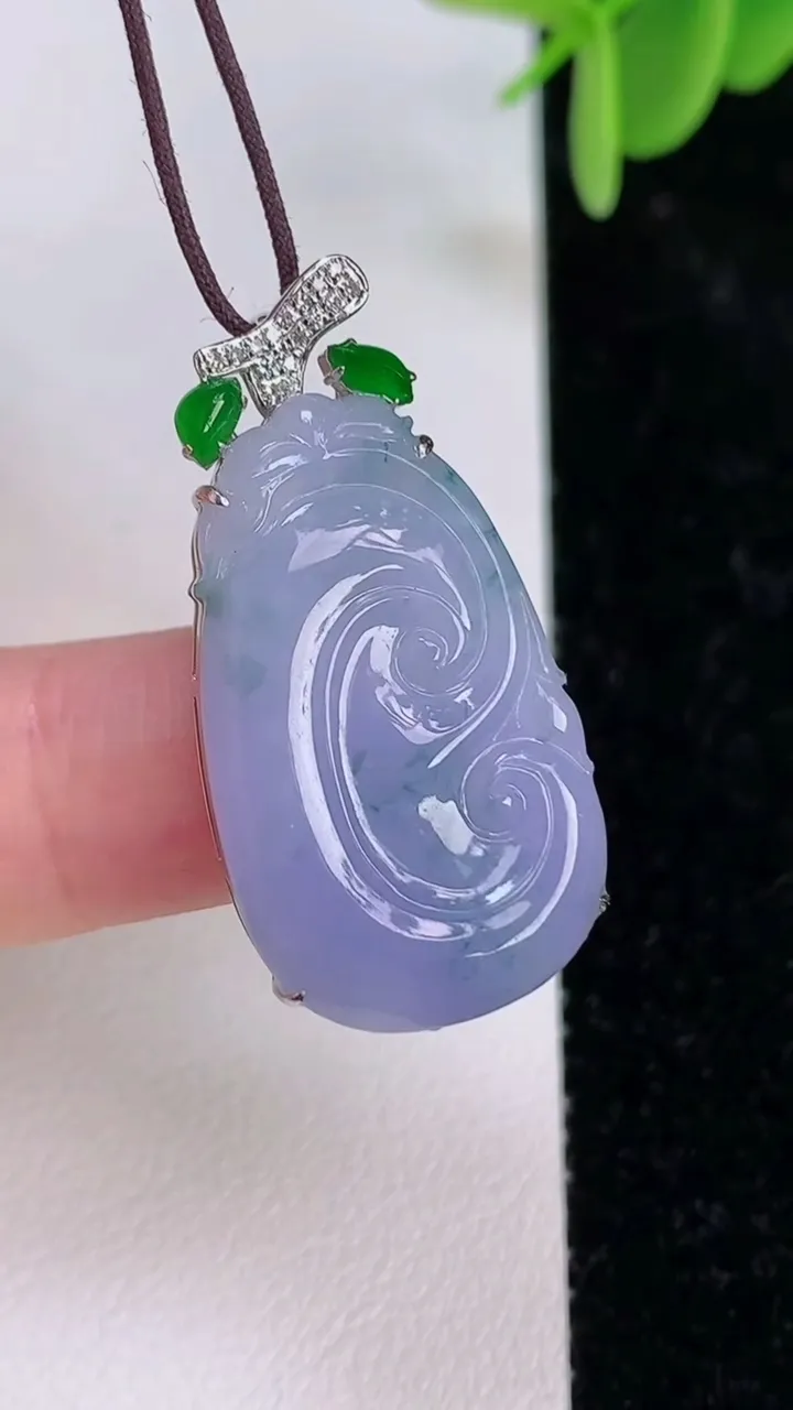 天然A货翡翠18k金紫罗兰飘花如意吊坠，尺寸26.5-16.6-5.2，重量:4.14g
7月7日