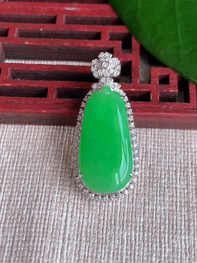 天然A货翡翠18K金伴阳绿福瓜吊坠尺寸32×13.7×8裸石22×11m量4.88g 0704
