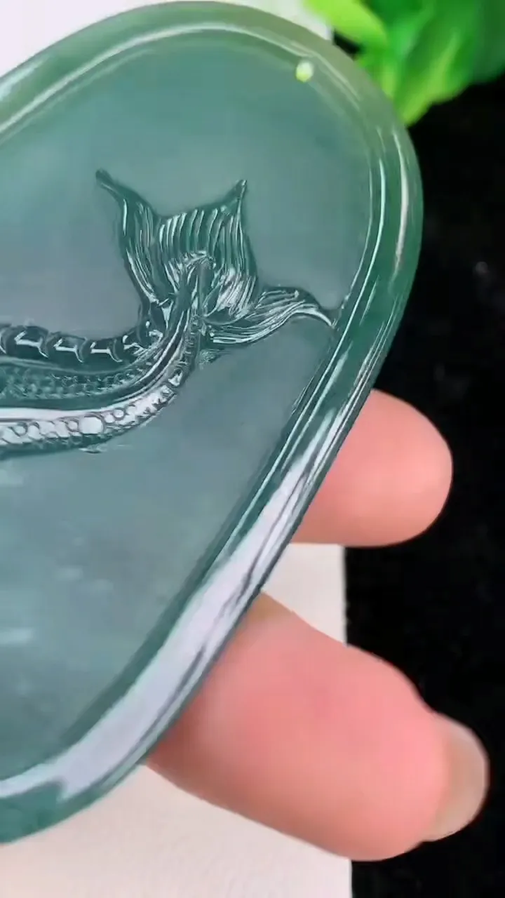 天然A货翡翠蓝水龙牌吊坠，尺寸71-41.5-9.2，重:47.34g
7月7日