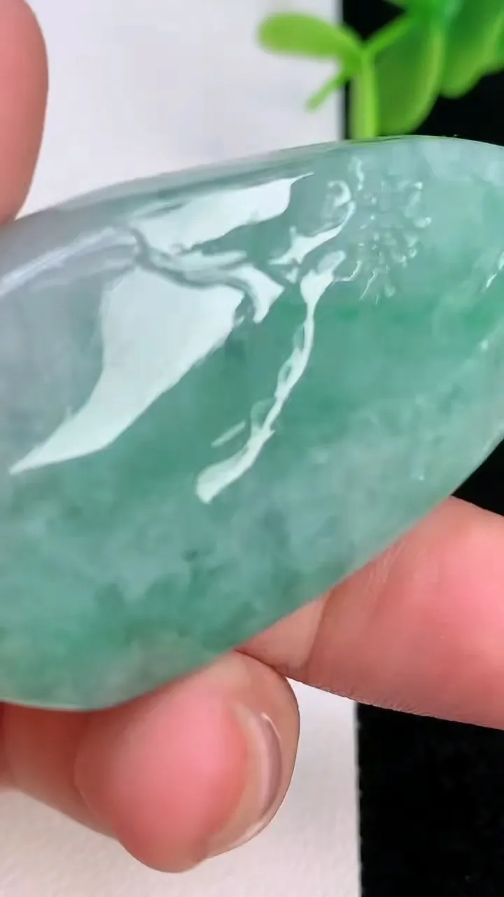 天然A货翡翠山水牌吊坠，尺寸52.8-28.8-19，重量:46.85g
7月7日