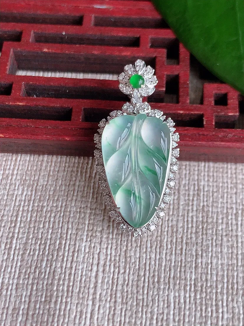 天然A货翡翠18K金伴飘花叶子金枝玉叶吊坠尺寸29.5×14×8.4裸石18.3×10.7m量3.42g 0704