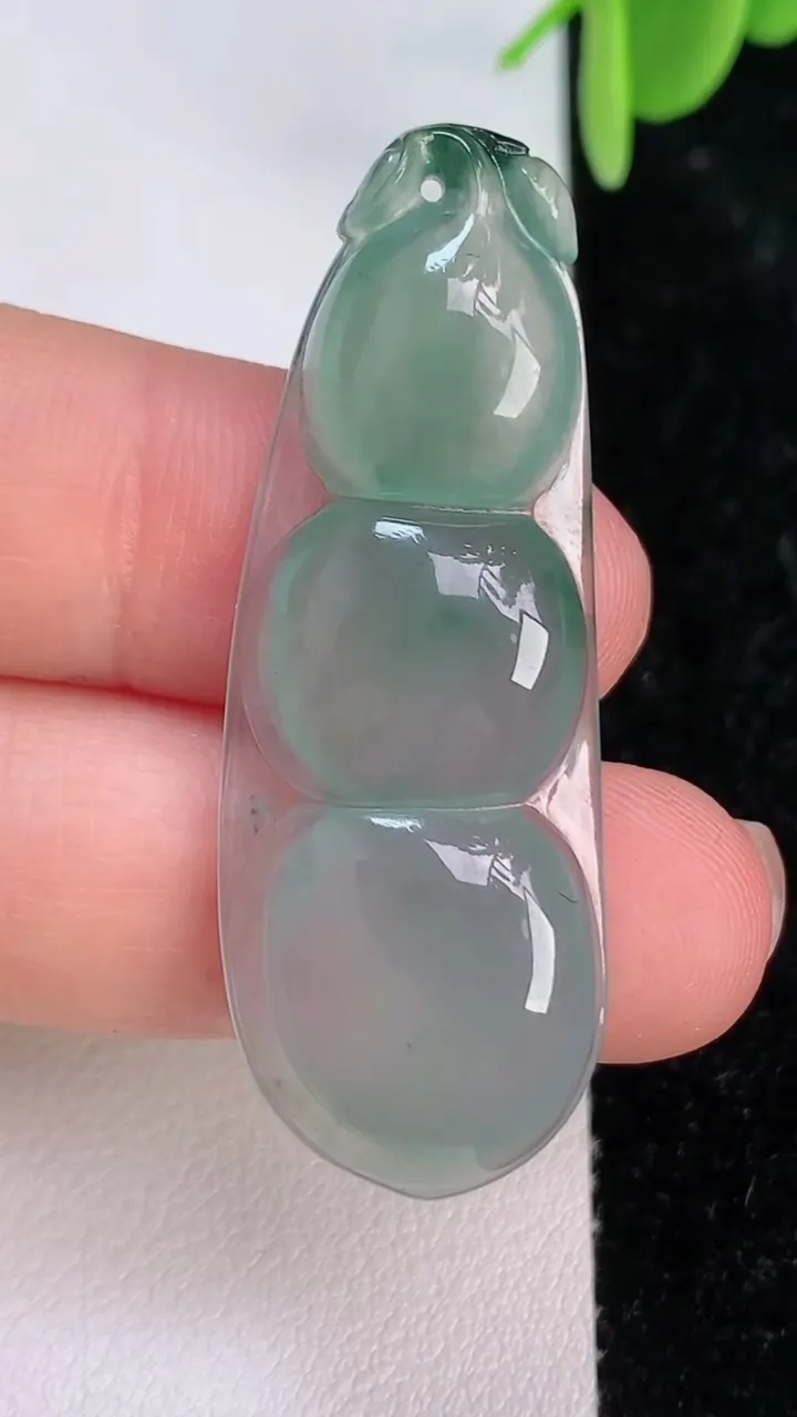 天然A货翡翠飘花福豆吊坠，尺寸43.3-16-4.3，重量:6.06g
7月7日