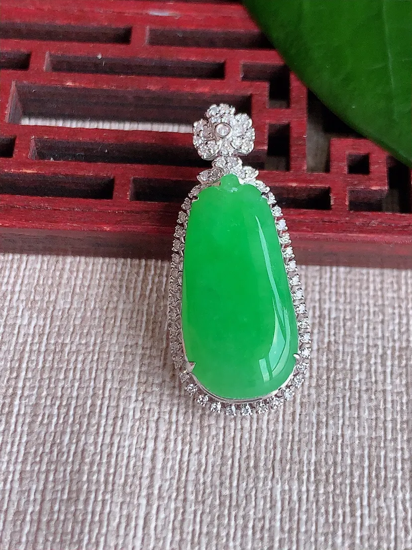天然A货翡翠18K金伴阳绿福瓜吊坠尺寸32×13.7×8裸石22×11m量4.88g 0704