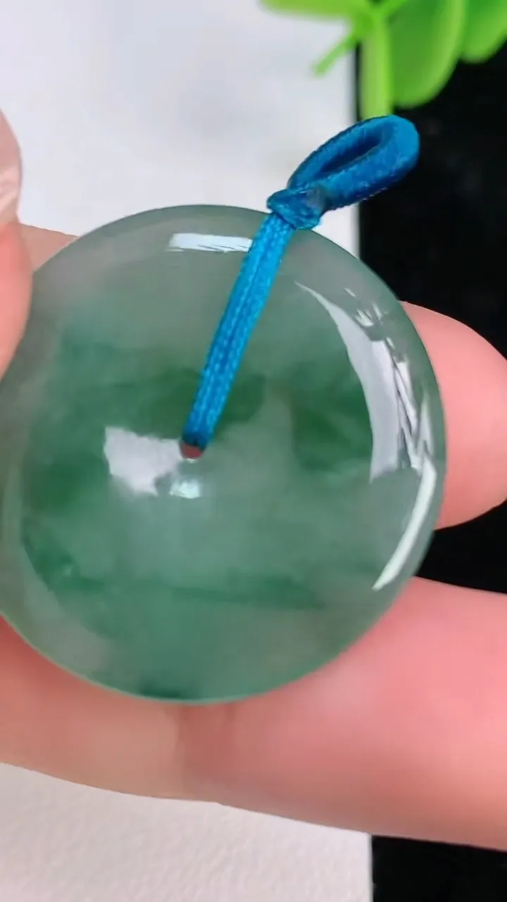 天然A货翡翠平安扣吊坠，尺寸27.5-4，重量:6.83g
7月7日