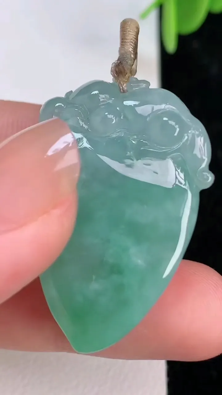 天然A货翡翠寿桃吊坠，尺寸35.4-21.5-12.4，重量:15.48g
7月7日