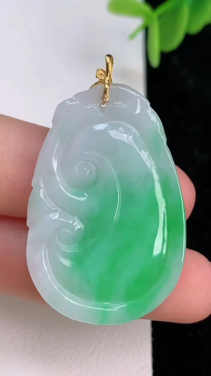 天然A货翡翠如意吊坠，尺寸37-25.4-5.7，重量:10.57g
7月7日