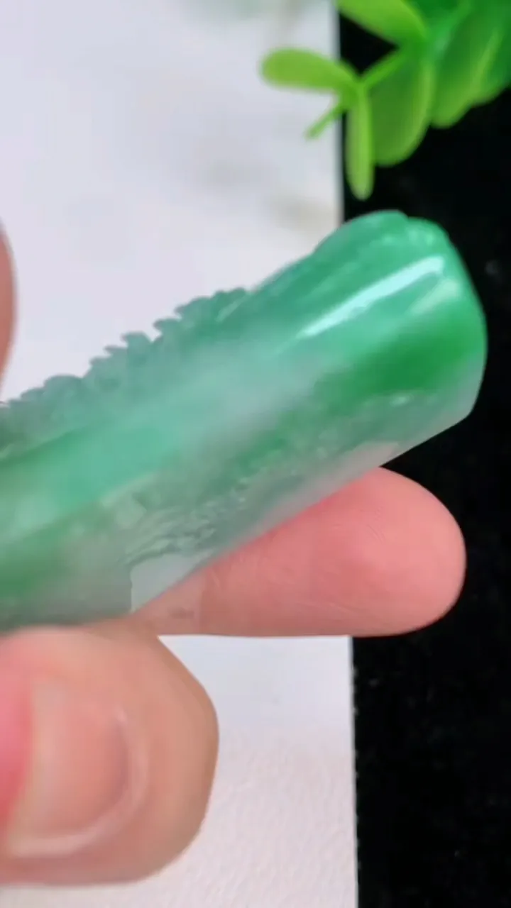 天然A货翡翠山水牌吊坠，尺寸51.3-22.8-12，重量:31.00g
7月7日