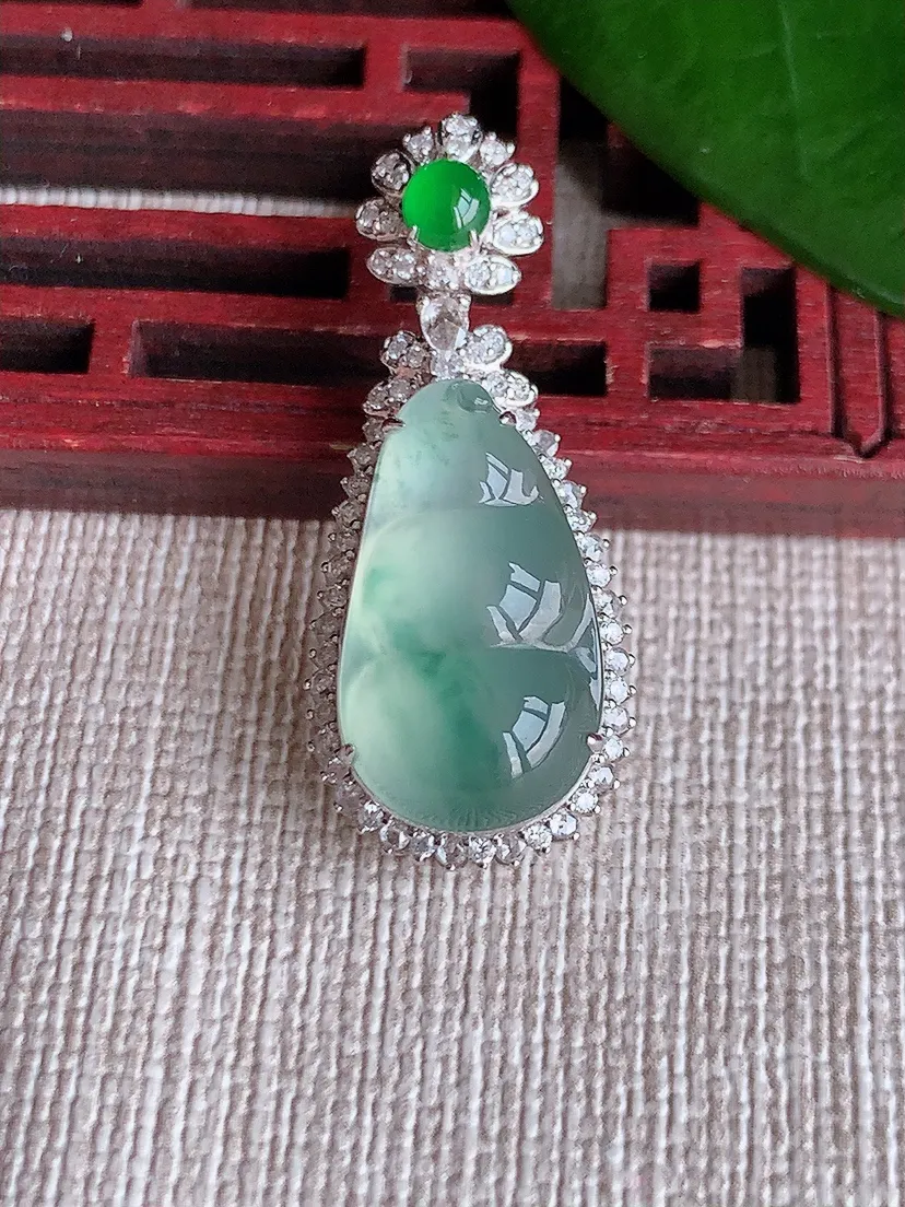 天然A货翡翠18K金伴飘花四季豆福豆平安豆吊坠尺寸32.5×13.5×9.4裸石18.3×10.4m量4.18g 0704