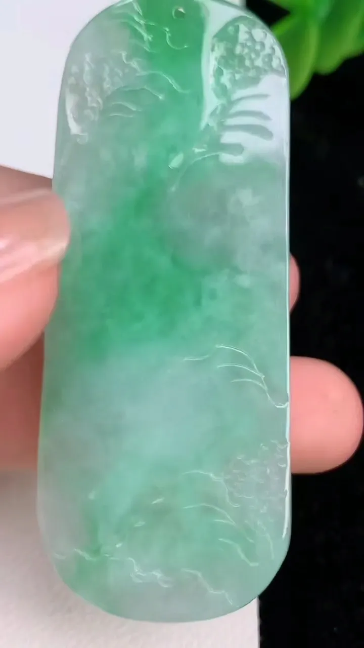 天然A货翡翠山水牌吊坠，尺寸64-25.8-6，重量:24.88g
7月7日
