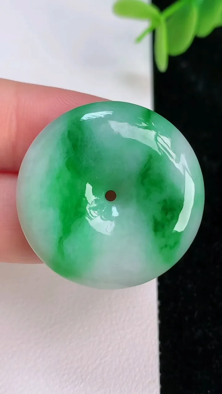 天然A货翡翠平安扣吊坠，尺寸29.5-6，重量:10.80g
7月7日