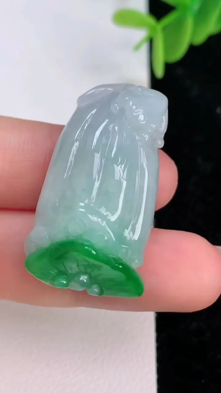 天然A货翡翠莲蓬吊坠，尺寸35.5-17.8-10，重量:12.11g
7月7日