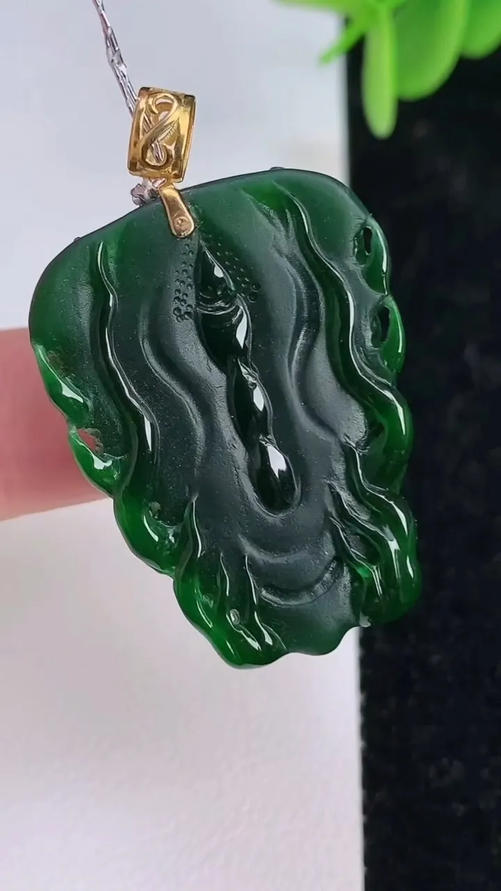 天然A货翡翠龙牌吊坠，尺寸31.6-23-11.2，重量:11.15g
7月7日