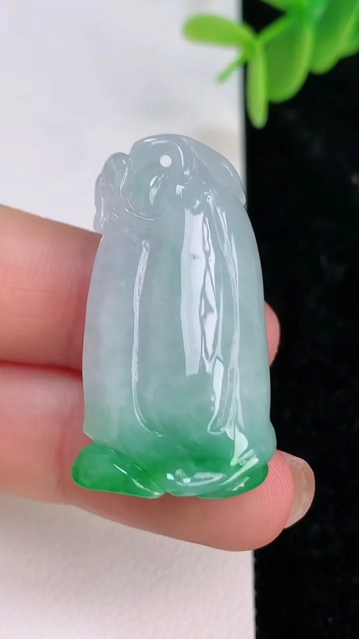 天然A货翡翠莲蓬吊坠，尺寸35.5-17.8-10，重量:12.11g
7月7日