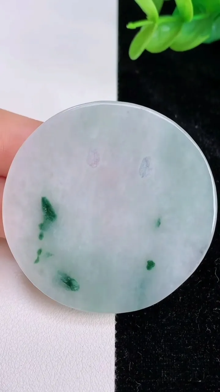 天然A货翡翠飘花千手观音吊坠，尺寸51-5.6，重:26.55g
7月7日