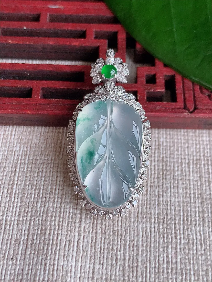 天然A货翡翠18K金伴飘花葫芦吊坠尺寸29.8×18.6×10.2裸石18.3×15.4m量5.20