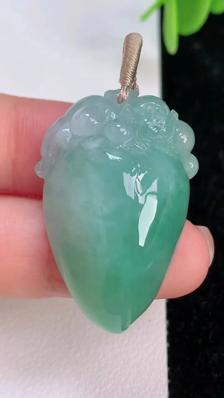 天然A货翡翠寿桃吊坠，尺寸35.4-21.5-12.4，重量:15.48g
7月7日