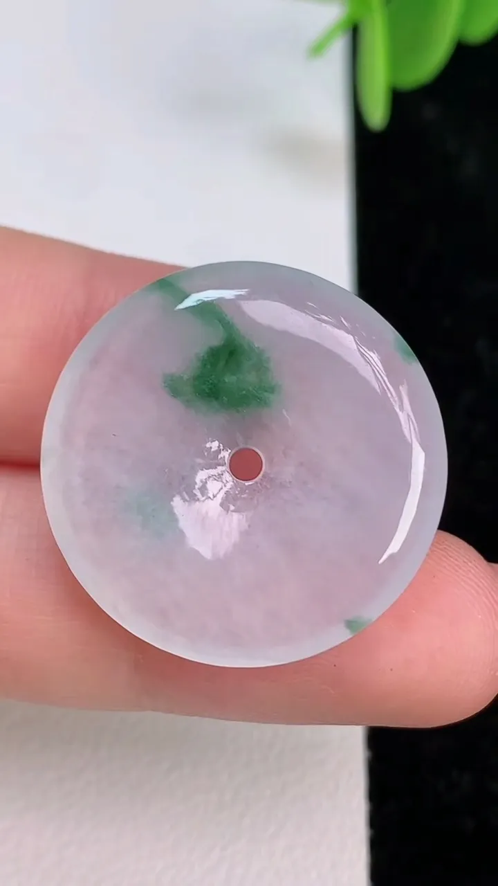 天然A货翡翠飘花平安扣吊坠，尺寸25-4，重量:5.09g
7月7日