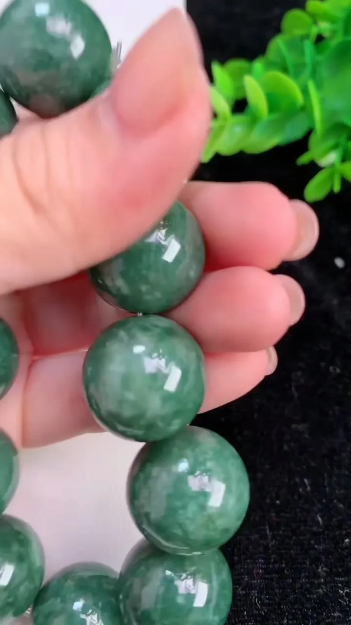天然A货翡翠圆珠手串，尺寸 19.2-12颗，重:142.01g7月7日
工厂直销收藏佳品,种好水足，色泽均匀，有种有色，上手高大气！