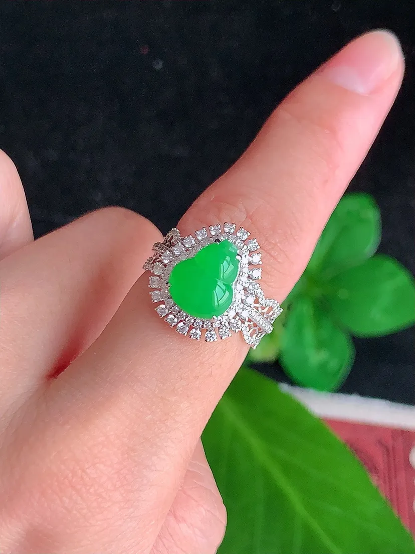 天然A货翡翠18K金伴钻镶嵌阳绿葫芦戒指 圈口17裸石尺寸9.6×7.5mm 重量4.69g 0704