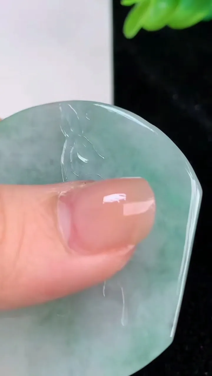天然A货翡翠龙牌吊坠，尺寸50.2-45.5-6.5，重:30.66g
7月7日