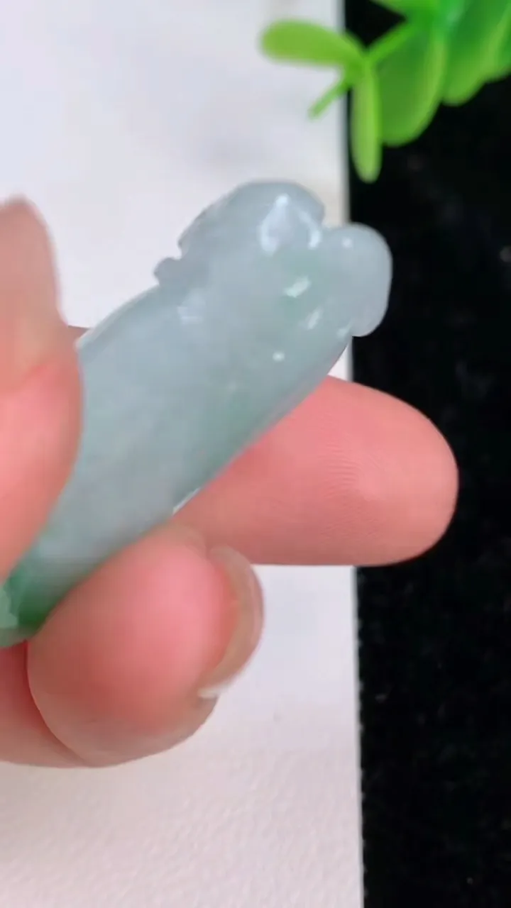 天然A货翡翠莲蓬吊坠，尺寸35.5-17.8-10，重量:12.11g
7月7日