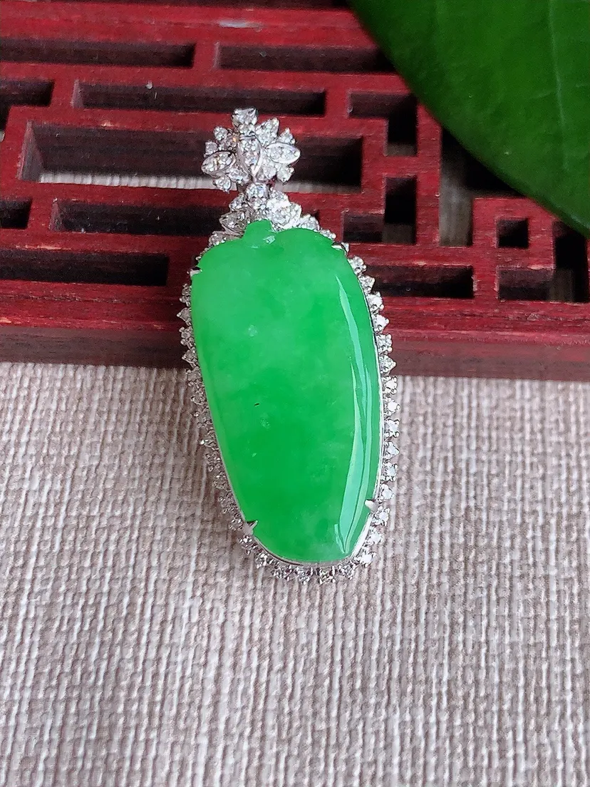 天然A货翡翠18K金伴阳绿福瓜吊坠尺寸35.5×14.7×7.5裸石24.5×12m量5.32g 0704