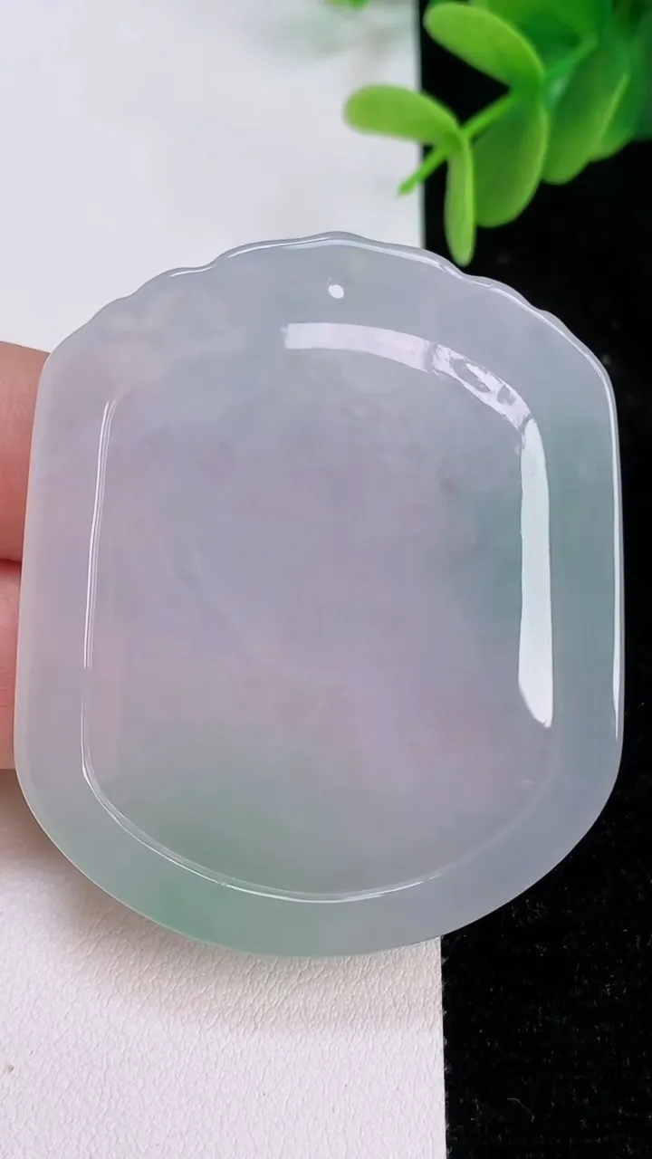 天然A货翡翠生肖马吊坠，尺寸54.2-42.3-4.6，重量:23.36g
7月7日