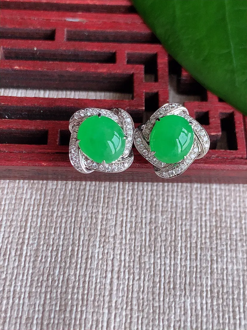 天然A货翡翠18K金伴钻镶嵌阳绿蛋面耳钉 尺寸7×6mm 重量2.62g 0704