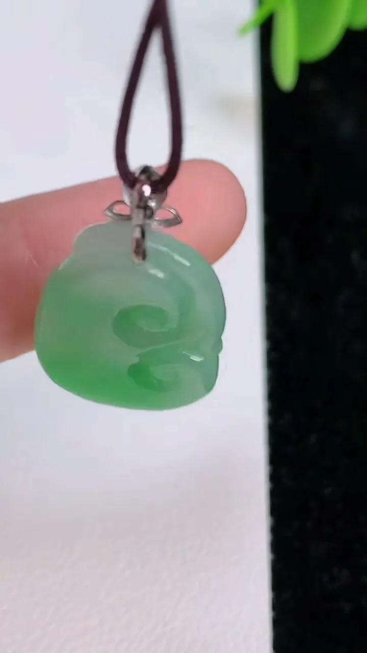 天然A货翡翠如意吊坠，尺寸23.4-15.5-5.3，重量:3.94g
7月7日