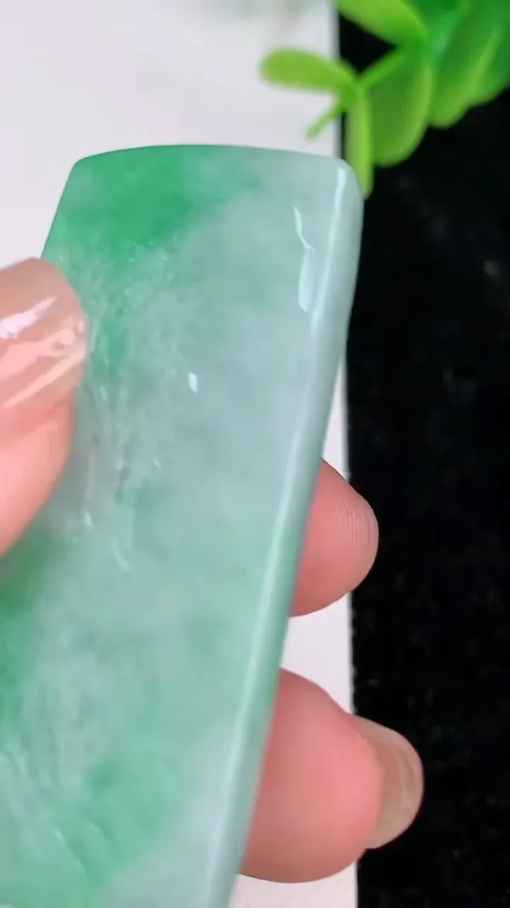 天然A货翡翠山水牌吊坠，尺寸51.3-22.8-12，重量:31.00g
7月7日