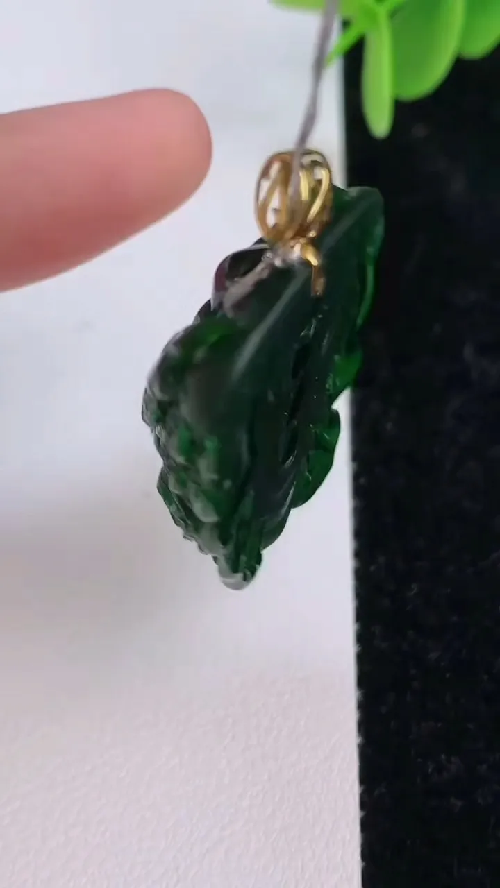 天然A货翡翠龙牌吊坠，尺寸31.6-23-11.2，重量:11.15g
7月7日