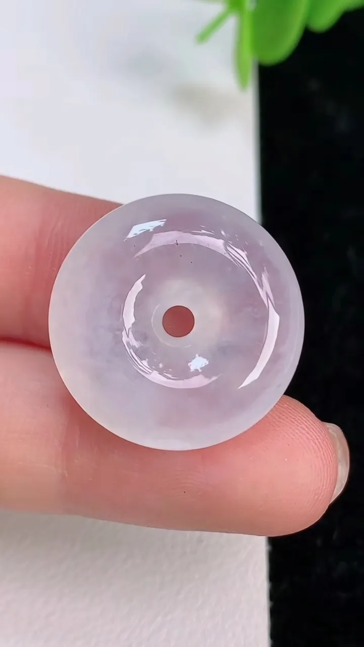 天然A货翡翠白冰平安扣吊坠，尺寸22.5-6，重:5.85g
7月7日