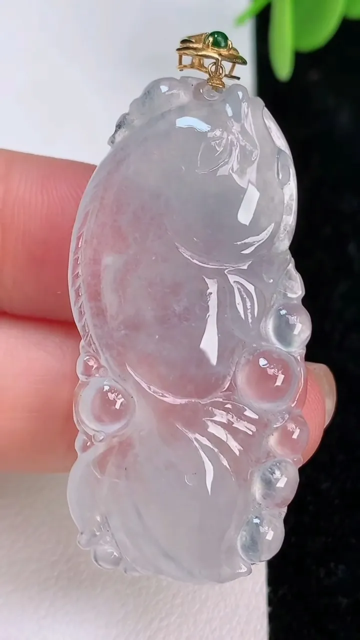 天然A货翡翠种年年有余吊坠，尺寸45-21.3-5.5，重量:10.61g
7月7日