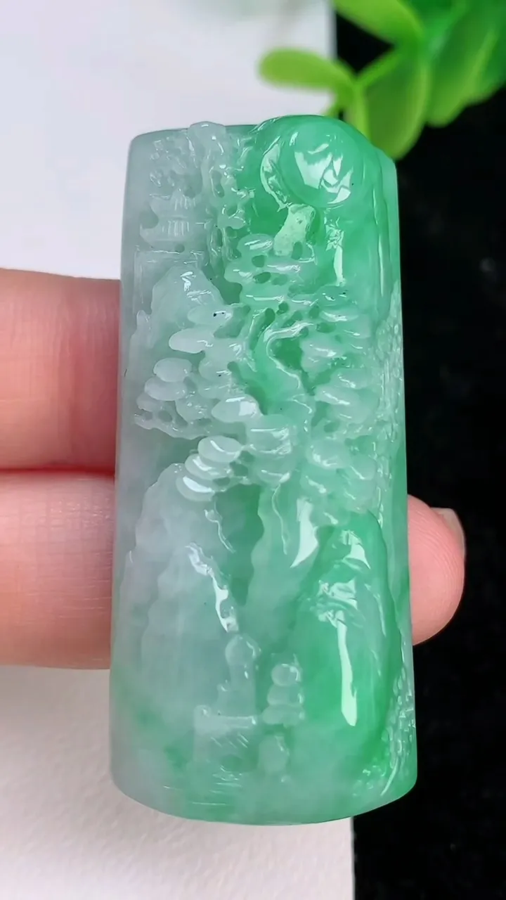 天然A货翡翠山水牌吊坠，尺寸51.3-22.8-12，重量:31.00g
7月7日