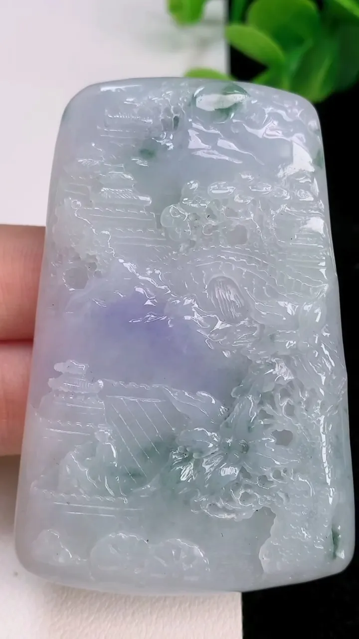 天然A货翡翠春带彩紫罗兰山水牌吊坠，尺寸66.8-44.6-7.3，重量:48.51g
7月7日