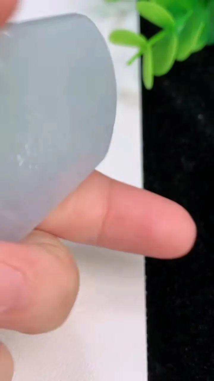 天然A货翡翠牌吊坠，尺寸51.3-43.6-5.7，重量:28.50g
7月7日