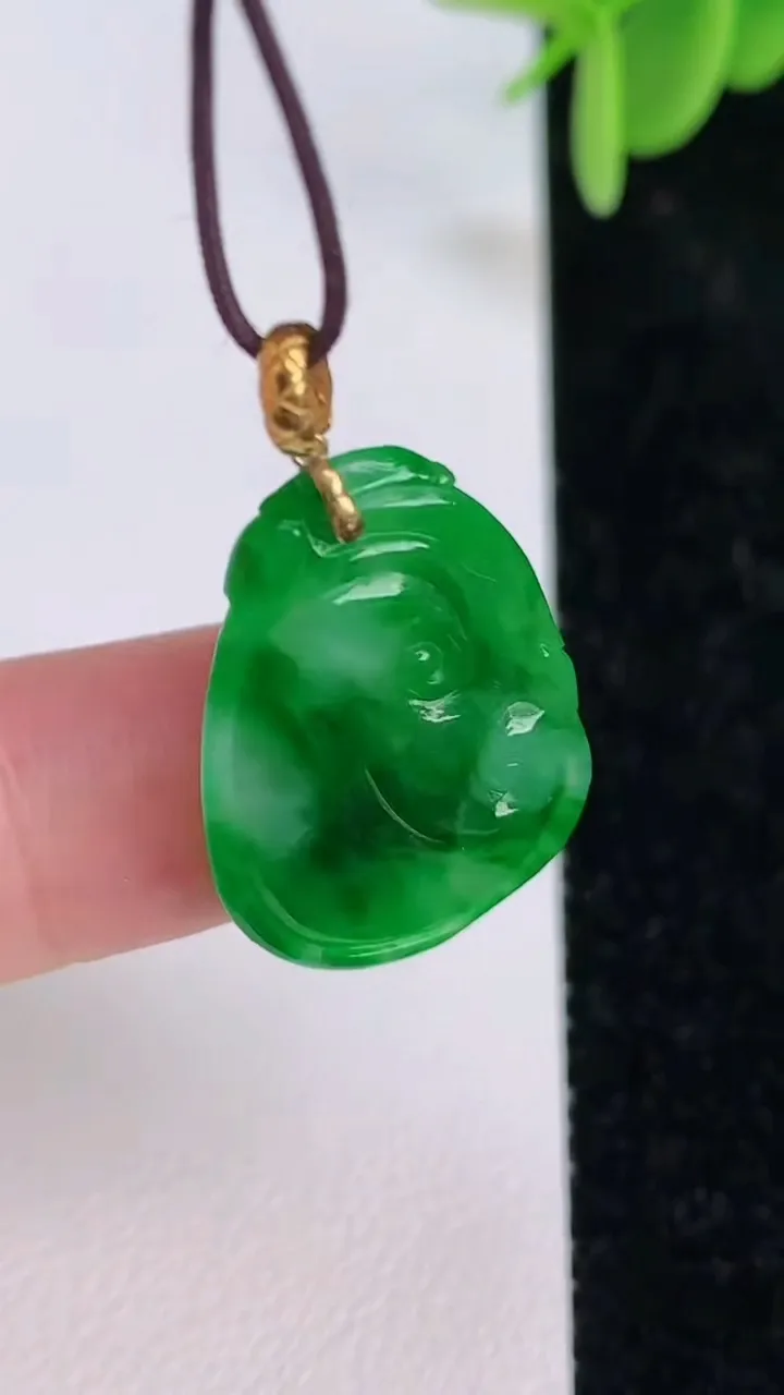 天然A货翡翠如意吊坠，尺寸24-17-3，重量:2.45g
7月7日