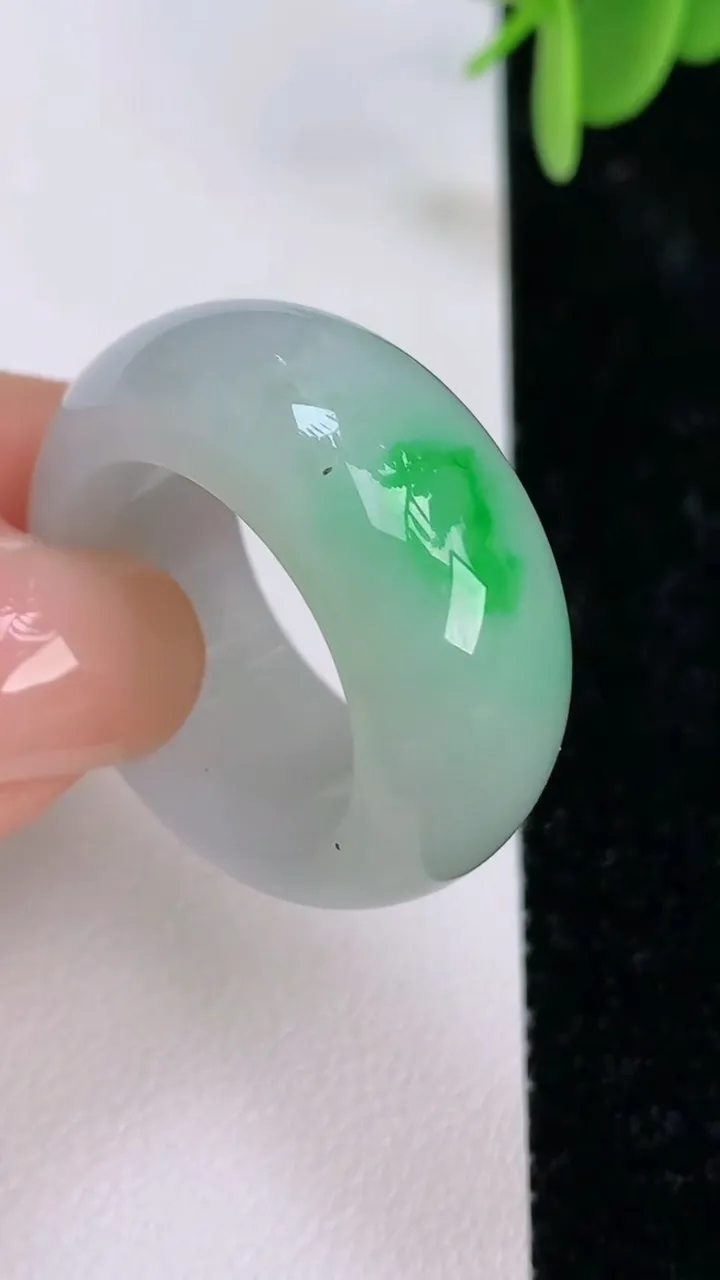 天然A货翡翠指环扳指，尺寸20.6-12-5，重量:14.20g2025年7月7日
工厂直销收藏佳品,种好水足，色泽均匀，有种有色，上手高大气！