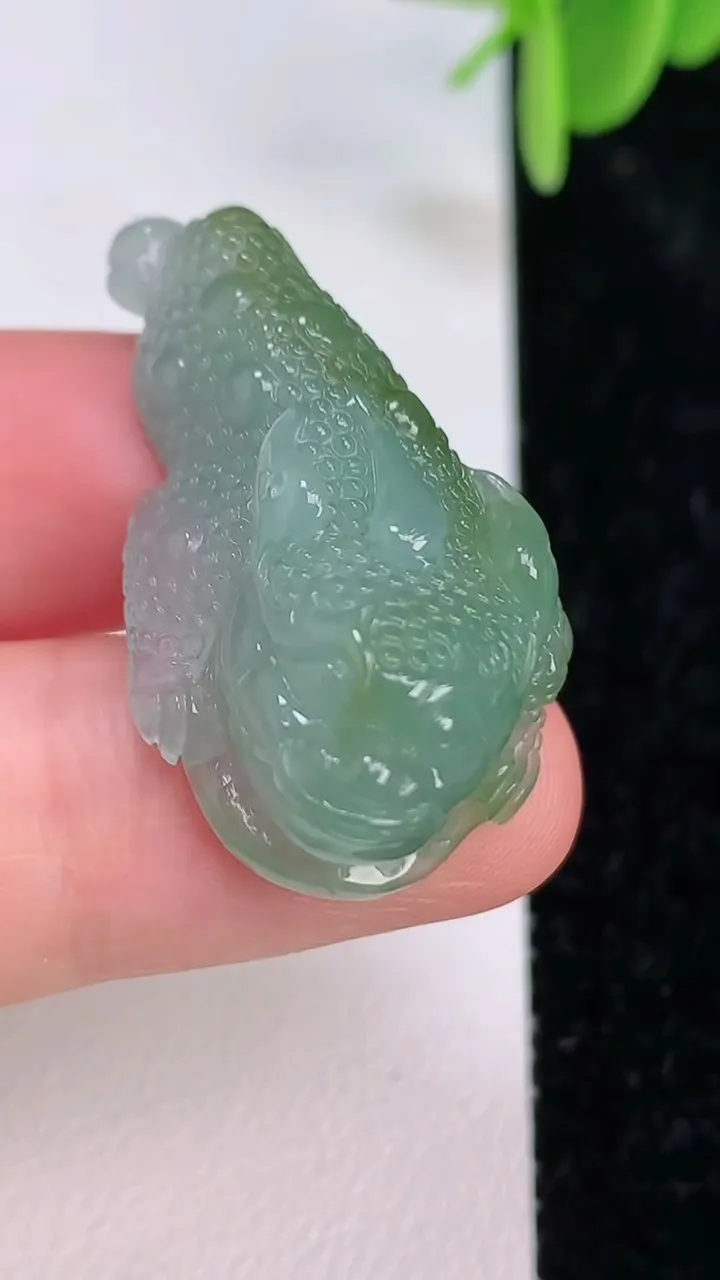 天然A货翡翠金蟾吊坠，尺寸33.3-17.7-9.6，重量:8.66g
7月7日