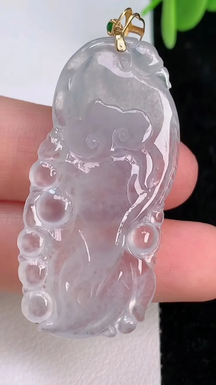 天然A货翡翠种年年有余吊坠，尺寸45-21.3-5.5，重量:10.61g
7月7日